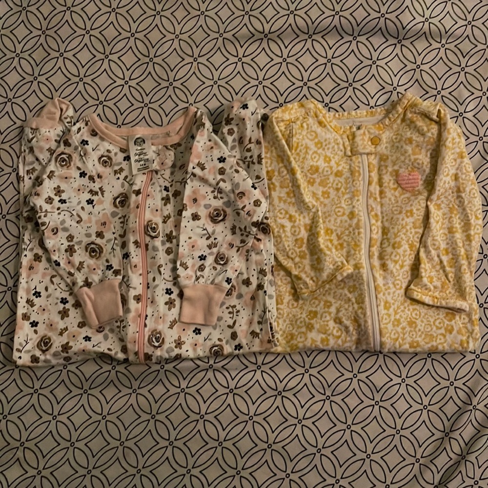 Bundle of two onesies! 💖